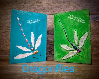 Handbemalte Libellen-Kunst auf Holz