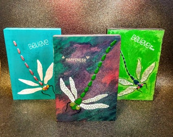 Handgemalte Libelle Holzkunst: Strassakzent, Kundenspezifisches Zitat