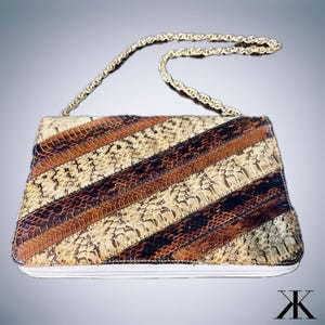 Bolso de mano convertible vintage Morle de piel de serpiente multicolor, bolso de hombro o clutch, en marrón crema y blanco.