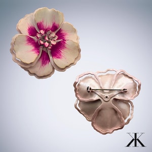 Flower-Power! Vintage Mid Century gemalte Emaille Dimensional Blumen Brosche in Weiß und Rosa