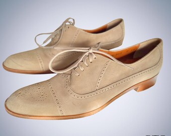 Zapatos Oxford vintage Ferragamo de ante color canela con puntera de ala y tacón de una pulgada.