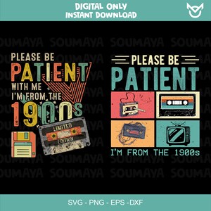 Puede incluir: Un diseño digital con el texto "PLEASE BE PATIENT, I'M FROM THE 1900s" y gráficos retro de un disquete, cintas de cassette y un televisor. Disponible como descarga digital instantánea en formatos SVG, PNG, EPS y DXF.