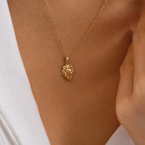 14K ゴールド ライオンヘッドネックレス、優美なイニシャルライオンペンダント、14K ソリッドゴールド アニマルネックレス、キラキラ輝くライオンヘッドペンダント、ハンドメイドライオンネックレス