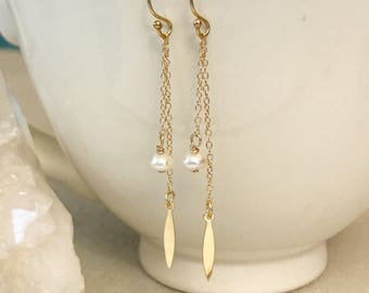 Dainty perla blanca y oro colgante / gota pendientes . Seguro para pieles sensibles. 14k relleno de oro. dama de honor