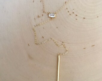 Eenvoudige gouden CZ kristal en bar hanger lange lariat y ketting. Minimalistisch. Laag. Diamant look. Geschenk. Bruidsmeisje