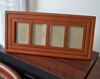 Marco de fotos vintage de madera con cuatro ranuras para decoración de mesa o pared.