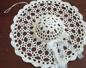 Decoración vintage para el hogar: gorro de ganchillo para colgar en la pared.