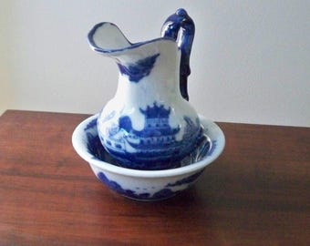 Juego de lavabo pequeño vintage con jarra y cuenco, de cerámica estampada en azul y blanco.