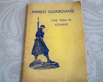 Raro ejemplar de la Segunda Guerra Mundial "Guardianes Armados: Un Año en Islandia", tapa blanda, 1942.