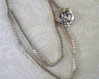 Vintage Women's Jewelry Silver Metal Floral Box Chain Floral Necklace