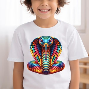 Könnte beinhalten: Ein weißes T-Shirt mit einer farbenfrohen, detaillierten Illustration einer Kobra mit erhobener Haube.