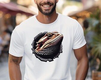 Peut inclure: Un t-shirt blanc avec un motif représentant la tête d'un dragon barbu brisant un mur fissuré. Le dragon est brun, orange et blanc.