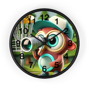 Puede incluir: Un reloj de pared redondo con marco negro y un personaje de dibujos animados colorido con ojos grandes y un sombrero azul. El personaje sostiene un telescopio y un disco. La esfera del reloj tiene números y manecillas negros.