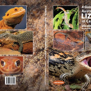 Può includere: Un libro intitolato A Guide to Australian Lizards in Captivity Volume 1 Husbandry and Management, 2nd Edition del Dr. Danny Brown. La copertina presenta diverse fotografie di varie lucertole, tra cui uno scinco dalla lingua blu a bocca aperta.