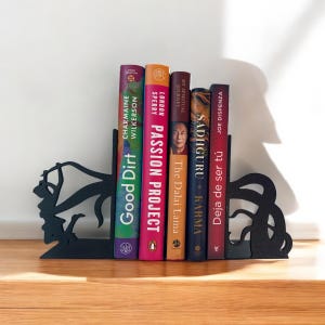 Alien Bookends for your bookshelf. Really Cute Bookends.