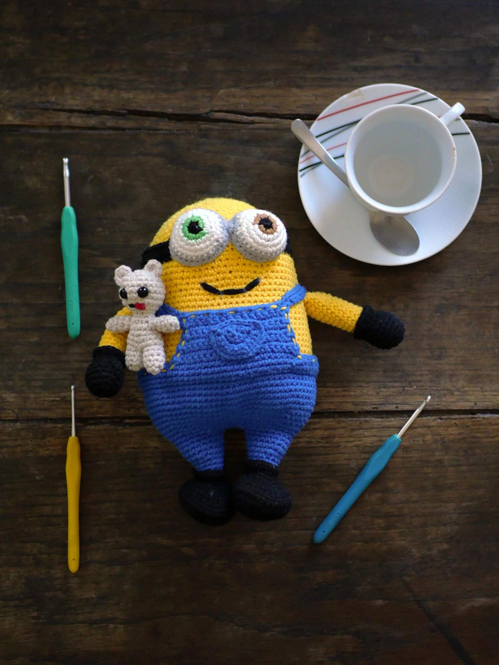 Bob der Minion gehäkelt – Verspieltes handgemachtes Amigurumi – Dekoration und Geschenk für Fans