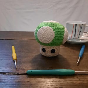 1up Amigurumi gehäkelter Plüschpilz – Geek-Dekoration inspiriert von Mario Bros.