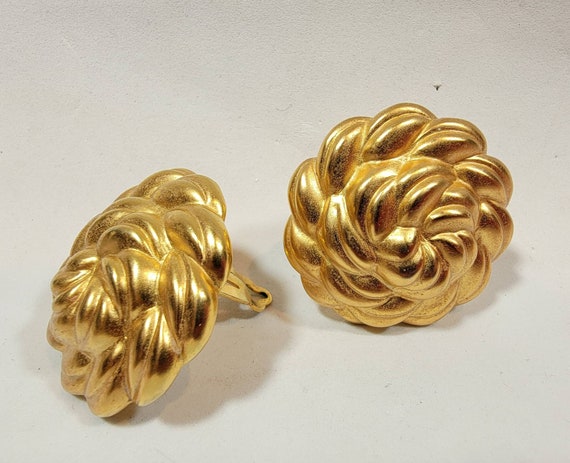 gold tone flower earrings clip on vintage nineties - image 2