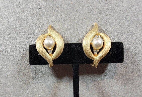 faux pearl earrings Trifari gold tone clips vinta… - image 5