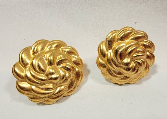 gold tone flower earrings clip on vintage nineties - image 1