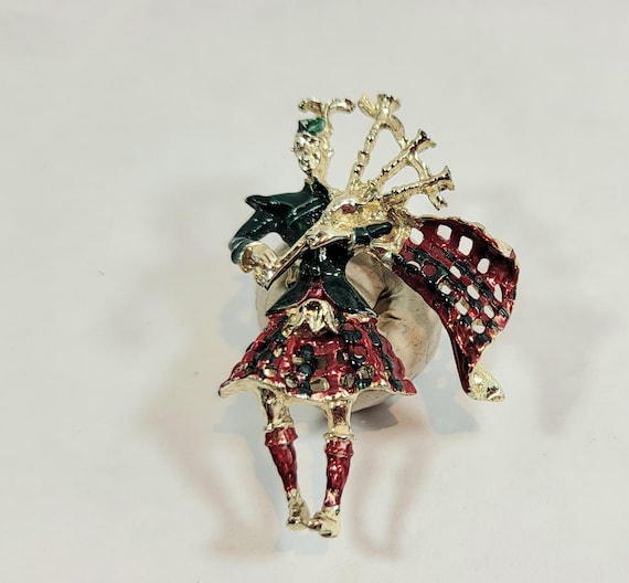 scotland souvenir brooch gold tone vintage bagpipes vintage 1960