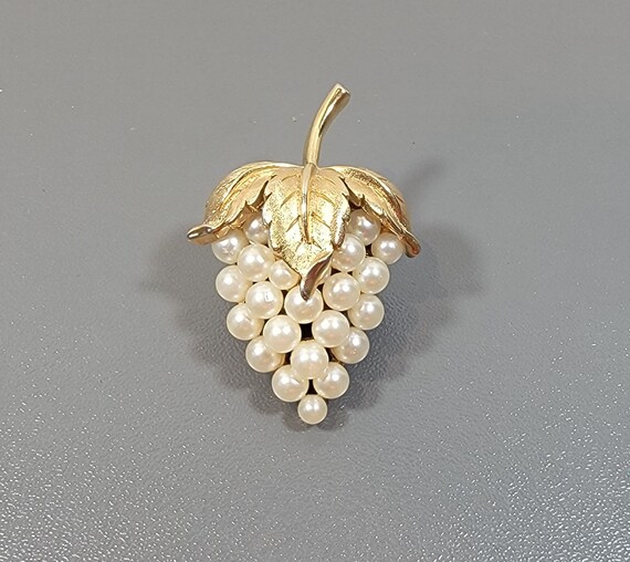 Trifari brooch strawberry gold tone vintage loads of pearls