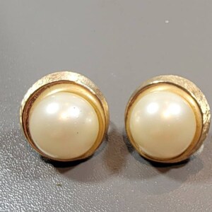 pearl earrings large mabe pearls trifari clip on