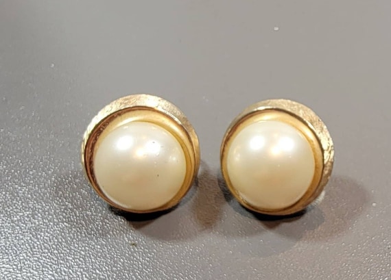 pearl earrings large mabe pearls trifari clip on