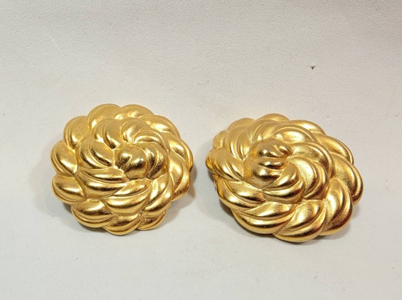 gold tone flower earrings clip on vintage nineties - image 4