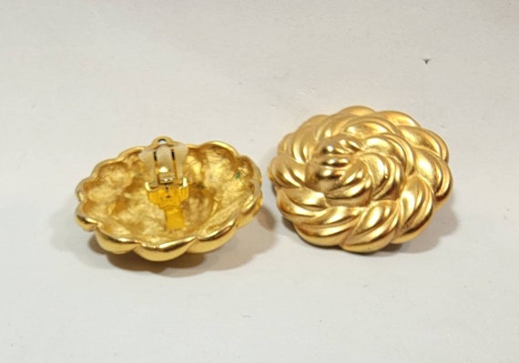 gold tone flower earrings clip on vintage nineties - image 3