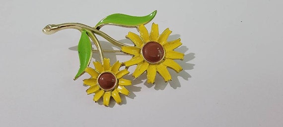 Yellow daisy brooch cold enamel vintage sixties flower power jewelry