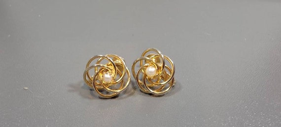 pearl earrings knot screw on gold tone