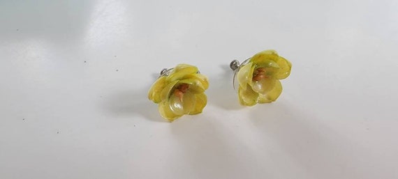 flower earrings shell earrings tiny yellow shells