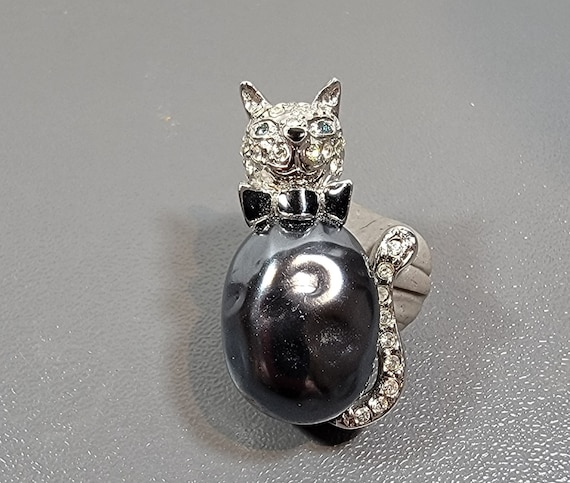 cat brooch silver tone rhinestone accents shiny pearl belly