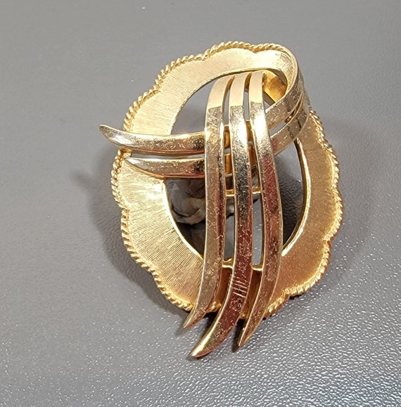 Trifari brooch gold tone trifarium bow or knot shiny and satin finished