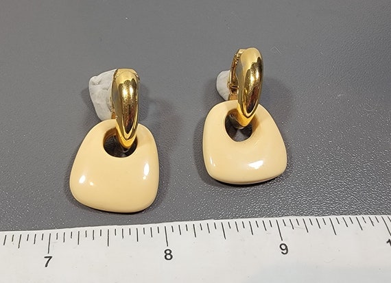 trifari earrings clip on style cream lucite dangle