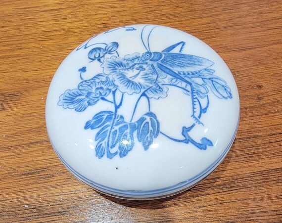 trinket box porcelain Rouge box blue and white grasshopper