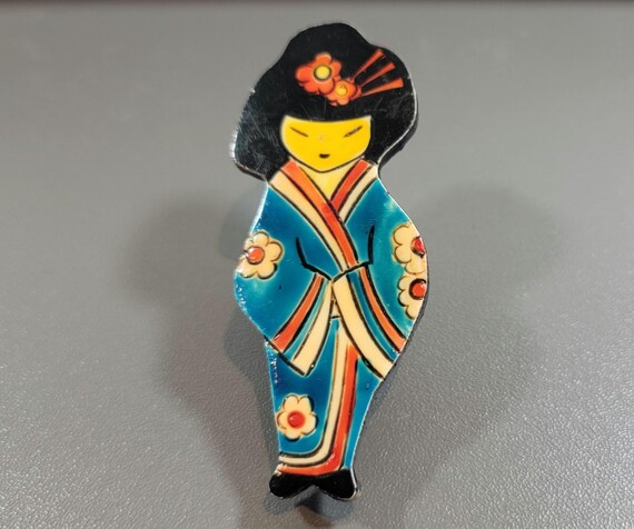 geisha maiko brooch plastic German