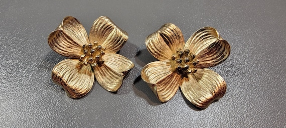 flower earrings big clip on style dogwood blossom gold tone napier