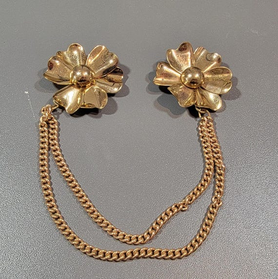 daisy flower brooch gold tone metal chatelaine style two fur clips and chain