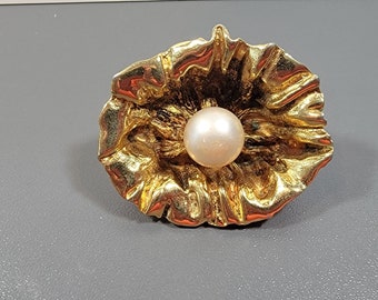 faux pearl brooch large gold plated oscar de la renta