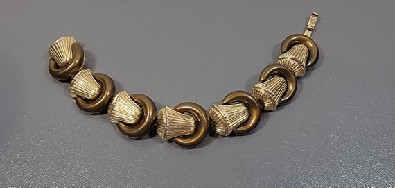 trifari bracelet Gold tone bronze details
