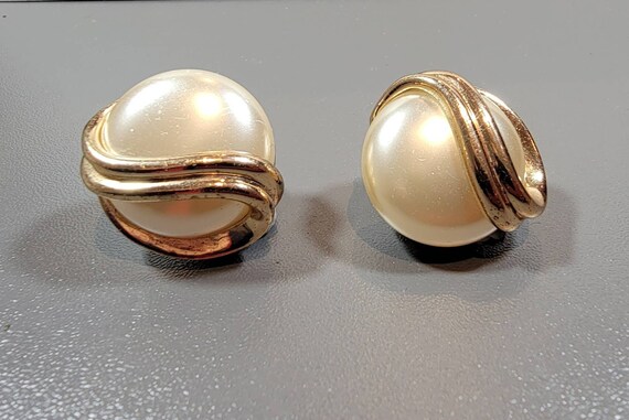 trifari pearl earrings large mabe pearls trifari clip on swirl