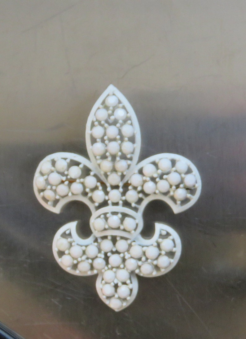 Fleur de lis brooch white enamel white rhinestones lisner fleur-de-lys
