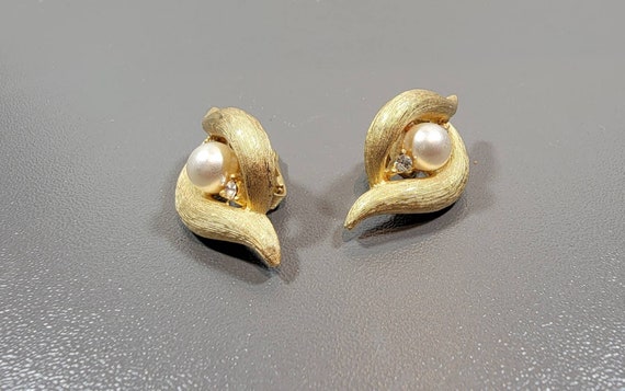 faux pearl earrings Trifari gold tone clips vinta… - image 4