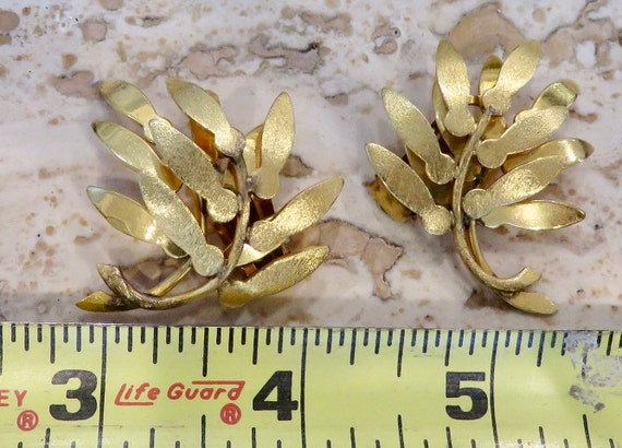 Large leaf shaped earrings Gold tone vintage clip… - image 5