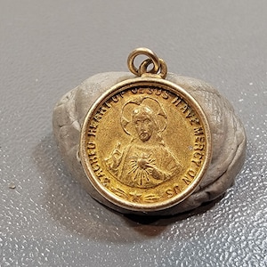 saint medal gold tone small Christ sacred heart