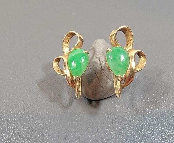 jade earrings T Y. Lee Hong Kong screw on 14 karat yellow gold