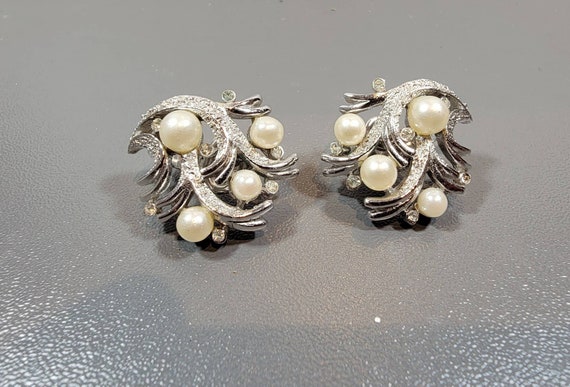 faux pearl earrings Trifari silver tone clips vintage leaf rhinestone