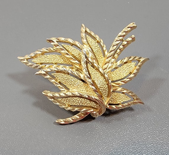 trifari leaf brooch Big bold leaf brooch gold tone trifarium